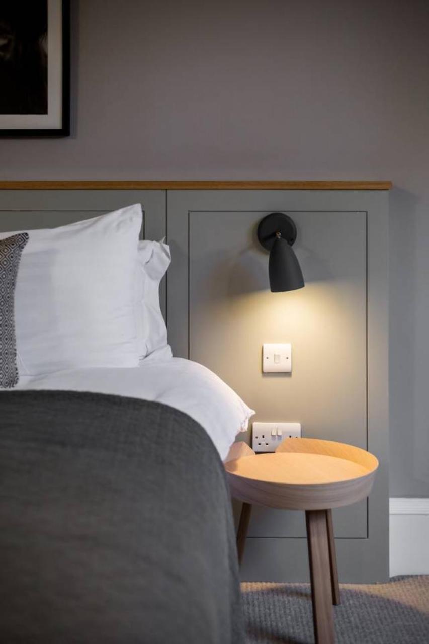 אדינבורו Joivy Luxurious 2Br Home Near Haymarket Station מראה חיצוני תמונה