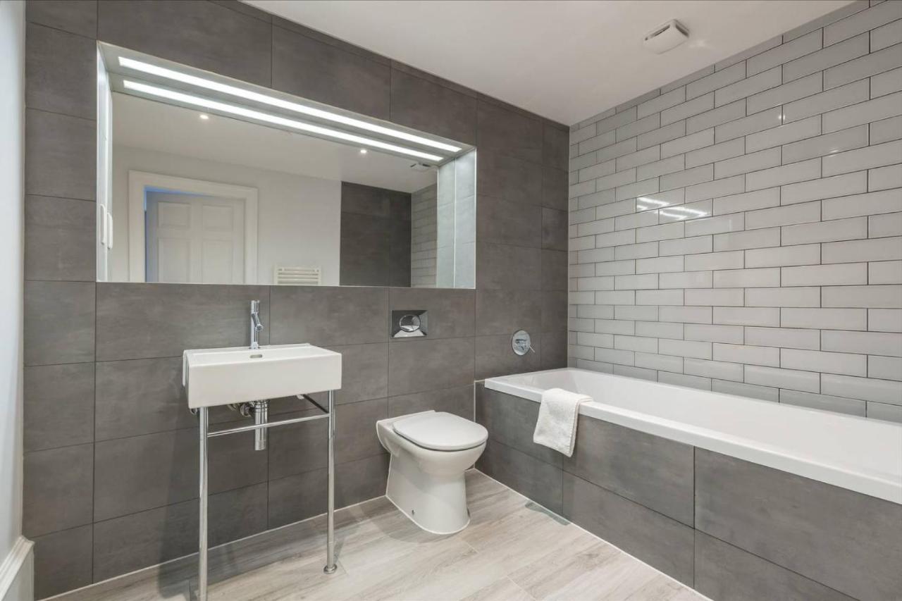 אדינבורו Joivy Luxurious 2Br Home Near Haymarket Station מראה חיצוני תמונה