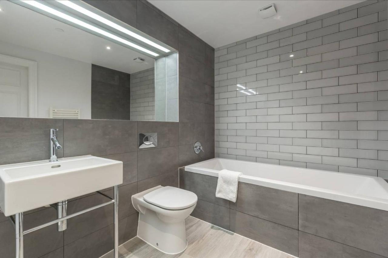 אדינבורו Joivy Luxurious 2Br Home Near Haymarket Station מראה חיצוני תמונה